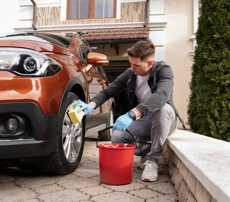 Lavage auto à domicile Saint-Juvat : professionnel intervenant sur un véhicule